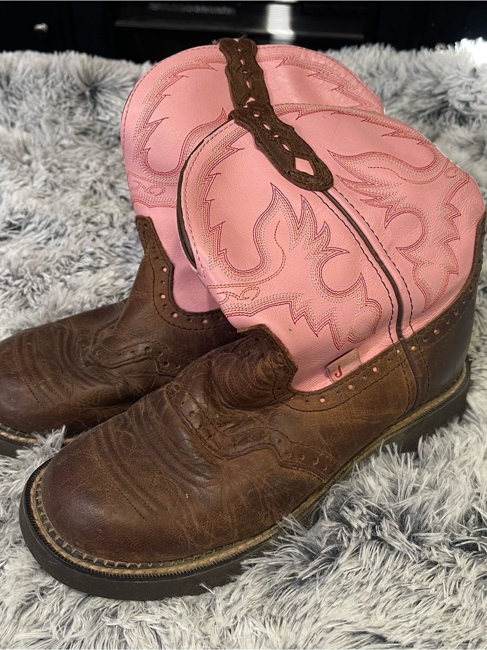 Justin Boots Brown Leather cowgirl gypsy Boot with Pink Embroidered Shaft